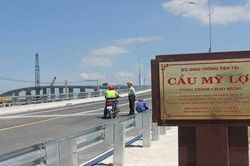Liên tiếp 2 sà lan bị chìm do đâm vào trụ chống bảo vệ cầu Mỹ Lợi