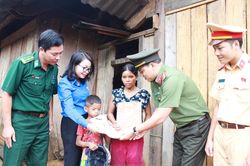 Tuổi trẻ Nghệ An xây dựng sân chơi cho trẻ em xã biên giới