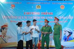 'Hành trình tuổi trẻ theo dấu chân Bác' tuyên truyền pháp luật cho người dân miền núi