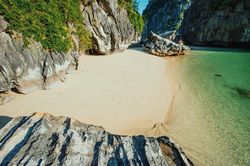 Khám phá rặng san hô trên vịnh Lan Hạ hoang sơ bằng kayak