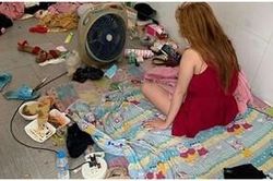 Bức ảnh khiến người xem giật mình thon thót: Cô gái trẻ thức dậy trong căn phòng ngập rác