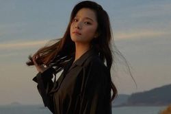 Lặng lẽ comeback, nữ ca sĩ này vẫn vượt qua hàng loạt cái tên đình đám để 'diệt gọn' các BXH lớn ở Hàn Quốc
