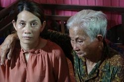 Mẹ già mừng rơi nước mắt đón con gái trở về sau 22 năm lưu lạc xứ người