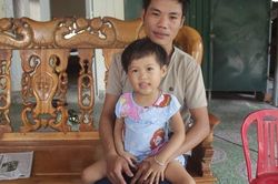 Hoàn cảnh đáng thương của bé gái 4 tuổi bị bại liệt biết đọc chữ