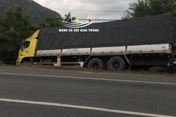 Xe chở dầu ăn bị lật, người dân ùa ra 'rạch bạt hôi của' rồi nghi đánh tài xế gãy tay vì dám can ngăn