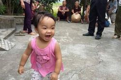 Vụ mẹ đem con bỏ ở chùa vì 'còn đi lấy chồng': Nhiều người muốn nhận nuôi bé gái kháu khỉnh