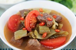Ngày mát, đãi gia đình canh dưa chua nấu bắp bò nóng hổi
