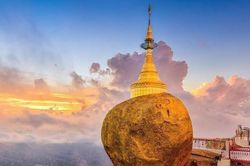 Độc đáo ngôi chùa đứng vững nghìn năm bên mép đá vàng