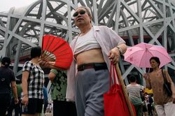 'Bikini Bắc Kinh' ngập phố ở Trung Quốc, chống chọi cái nóng mùa hè