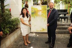 Doanh nhân Phạm Bích Hạnh tặng Thủ tướng Armenia Nikol Pashinyan bức tranh vẽ về Hà Nội