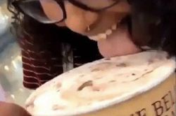 Phẫn nộ cô gái thản nhiên lè lưỡi 'nếm' kem trong siêu thị rồi để lại chỗ cũ