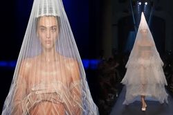 Màn trình diễn lấy tay che ngực trần khi catwalk gây tranh cãi