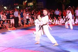 Kiều nữ Taekwondo Châu Tuyết Vân 'mở' nắp chai bằng cú đá ảo diệu