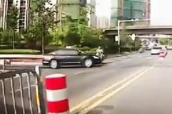 Đâm vào ôtô, người lái xe máy nhào lộn tránh thương tích