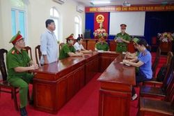 'Ăn bẩn', hai Chủ tịch xã bị bắt
