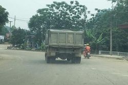 Đá 'rải' quốc lộ 70: Hiểm họa khôn lường