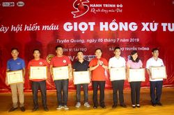 Gần 1.000 người tham gia chương trình Hành trình đỏ 2019