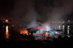 Cháy Nhà hàng du thuyền Hải Âu trên sông Lô