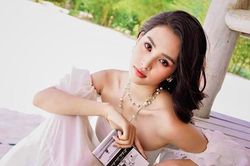 Tiểu Vy đẹp thuần khiết, Hoàng Thùy gợi cảm tuần qua