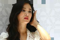 Song Hye Kyo bị tung tin mang thai, ngoại tình và được bao nuôi