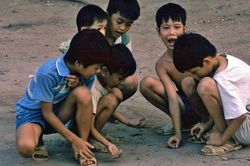 Sống chậm cuối tuần: Những trò chơi dân dã, đường phố