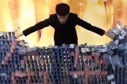 Mãn nhãn màn trình diễn domino 'khổng lồ' của anh chàng Trung Quốc