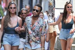 Chrissy Teigen táo bạo không áo lót, khoe vòng 1 'ngoại cỡ' trên phố