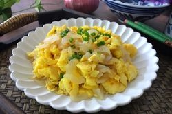 Trứng xào hành tây cho bữa sáng nhanh gọn chỉ mất vài phút