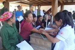 Khám bệnh, cấp phát thuốc và tặng quà cho 300 người dân vùng biên giới Anh Sơn