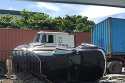 Ô tô lật nghiêng sau va chạm với container, nữ tài xế cùng con nhỏ may mắn thoát chết