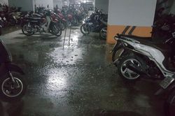 Nước thải hôi thối chảy lênh láng hầm gửi xe khu đô thị Thanh Hà, nhiều cư dân bức xúc