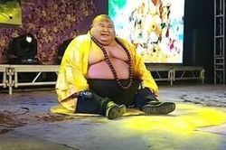 Người đàn ông gây sốt với vẻ ngoài được ví 'giống Phật Di Lặc'