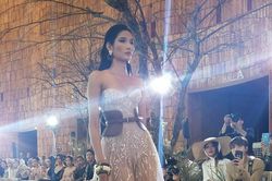 Đang đau đầu chọn trang phục dân tộc, Hoàng Thùy mặc đầm xuyên thấu khoe trọn đôi chân cực phẩm 'quét sạch' sàn diễn