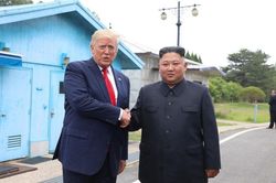 Tổng thống Donald Trump đã đề nghị gặp ông Kim Jong-un bằng thư tay?