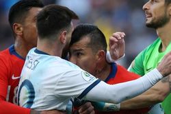Cận cảnh tình huống Messi bị gây gổ, nhận thẻ đỏ oan uổng