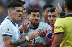 CĐV phẫn nộ vì Messi bị húc và phải nhận thẻ đỏ