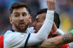 Lionel Messi nếm cảm giác bị đuổi khỏi sân sau 14 năm