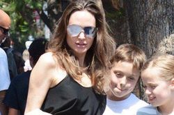 Angelina Jolie dẫn cặp song sinh đi chơi