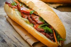 Gánh hàng bánh mì của cụ bà 75 tuổi biết 2 ngoại ngữ ở TP.HCM