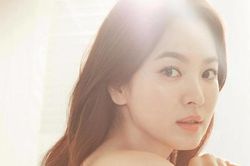 Song Hye Kyo ốm o, giấu vẻ mỏi mệt trong lần xuất hiện đầu tiên sau ly hôn