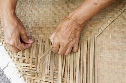 Chỉ ngủ trên chiếu tre, cô bé gặp chuyện kinh dị thế này