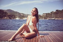 Chrissy Teigen khoe body 'phồn thực' nóng 'bỏng rẫy' với áo tắm