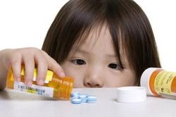 Nhai 3 viên thuốc ngủ, bé 2 tuổi phải nhập viện vì ngộ độc