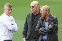 MU bị đóng két tiền, Solskjaer khổ vì nhà Glazer