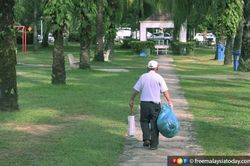 Người đàn ông 84 tuổi 5 năm liền dọn rác trong công viên