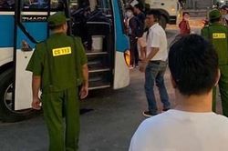 Nhà xe Cúc Phương nói gì về vụ hai kẻ côn đồ chém cửa xe rồi cướp tiền
