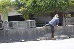 Bất chấp nguy hiểm, nhiều tấm chống lóa trên Quốc lộ 1A đoạn qua Nghệ An bị tháo dỡ