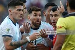 Gương mặt bàng hoàng của Messi sau khi nhận thẻ đỏ oan ức
