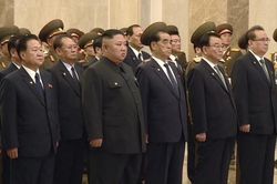 Ông Kim Jong Un đến viếng lăng mộ cố lãnh tụ Triều Tiên