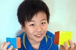 Cậu bé xoay rubik bằng chân nhanh nhất châu Á, chỉ mất 24,86 giây